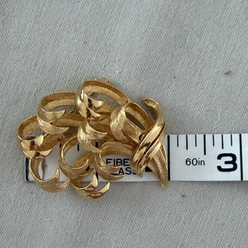 Vintage Lisner Curled Textured Ribbon Spray Gold Tone Brooch | Mid Century Pin